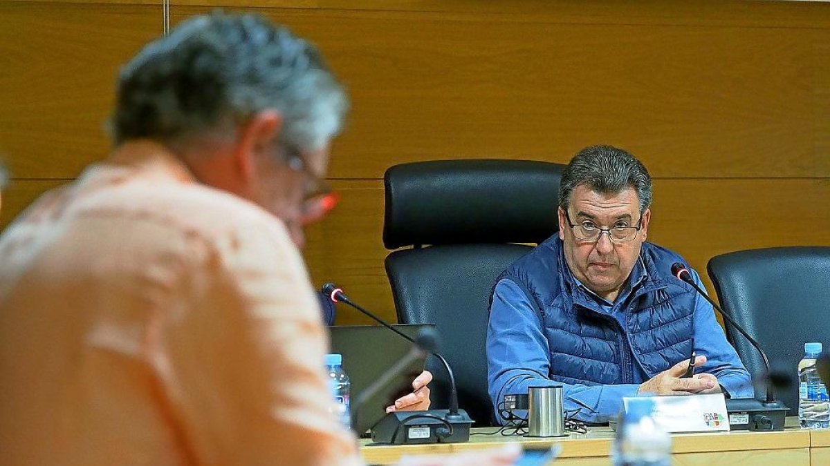 El alcalde de Arroyo, José Manuel Barrio, escucha la intervención de Sarbelio Fernández.-PABLO REQUEJO