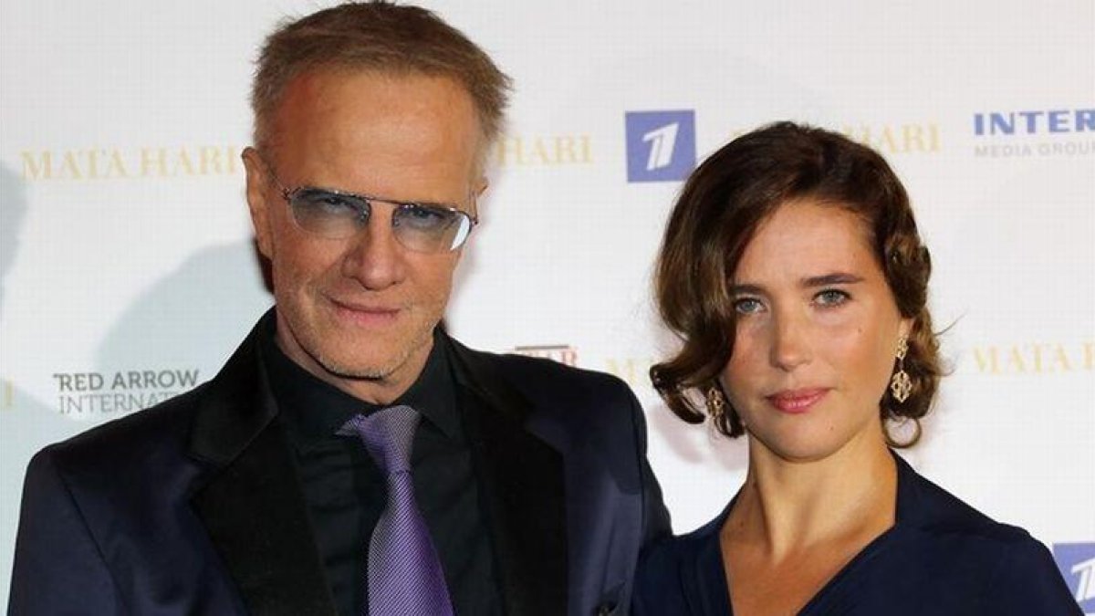 Los actores Christophe Lambert y Vahina Giocante, en la presentación de la serie 'Mata Hari', en el MIP-COM de Cannes.-VALERY HACHE