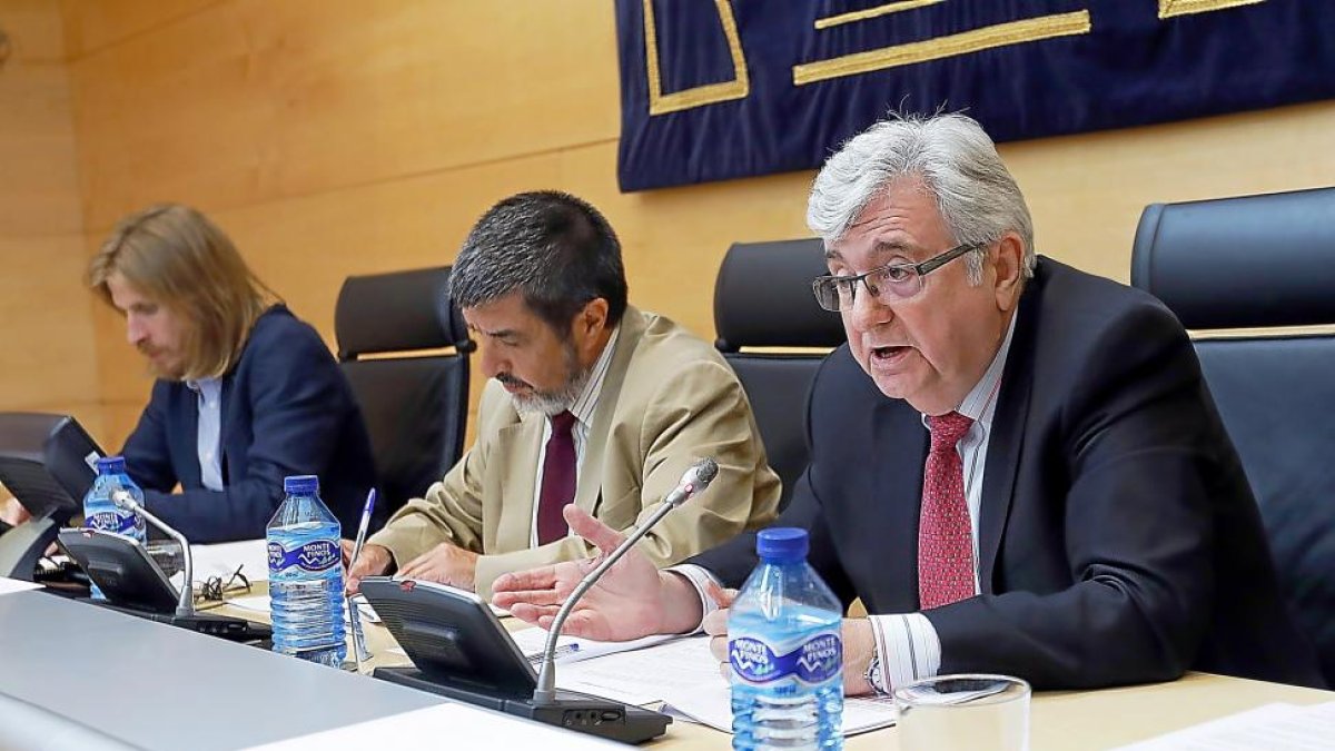 Alejandro Menéndez (d) junto a Mitadiel y Fernández (i), ayer en la comisión de investigación de las cajas.-J.M. LOSTAU