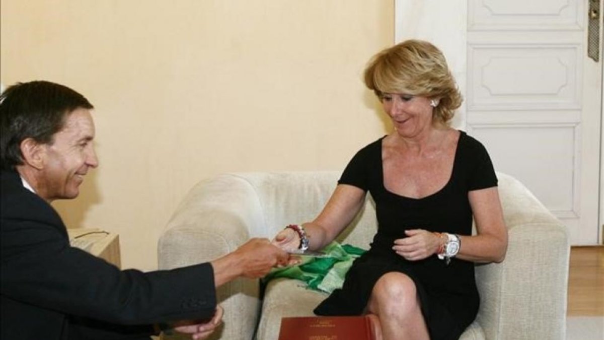 El ahora fiscal Anticorrupción Manuel Moix junto a Esperanza Aguirre en el 2009, cuando ocupaba el cargo de Fiscal Superior de Madrid.-