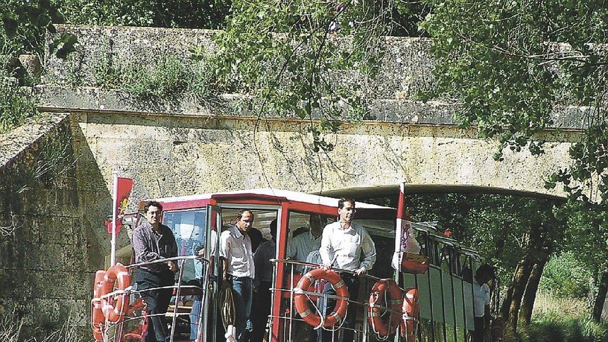 Un grupo de turistas a bordo del barco ‘Antonio de Ulloa’ recorre el Canal de Castilla desde Medina de Rioseco.-EL MUNDO