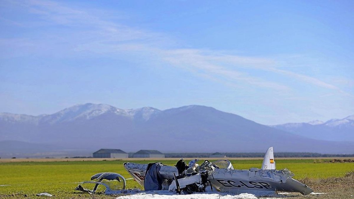 Foto de los restos de la avioneta tras el accidente aéreo.-ICAL