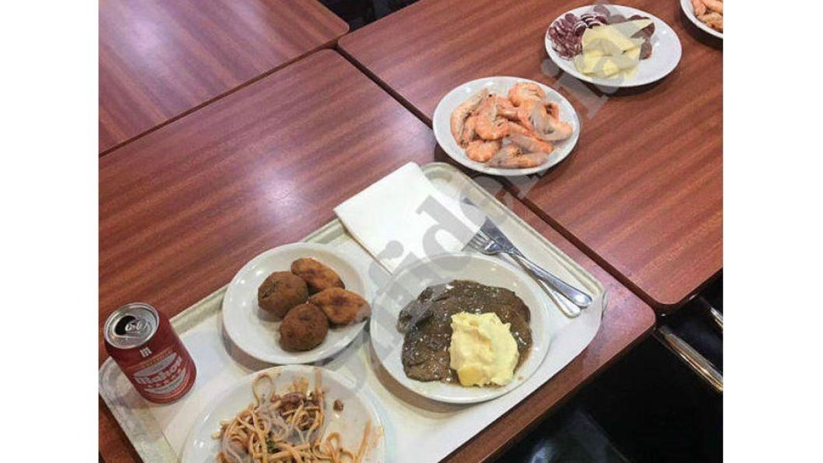Langostinos y embutido en la cena de Nochebuena de los agentes desplazados a Cataluña.-'EL CONFIDENCIAL'