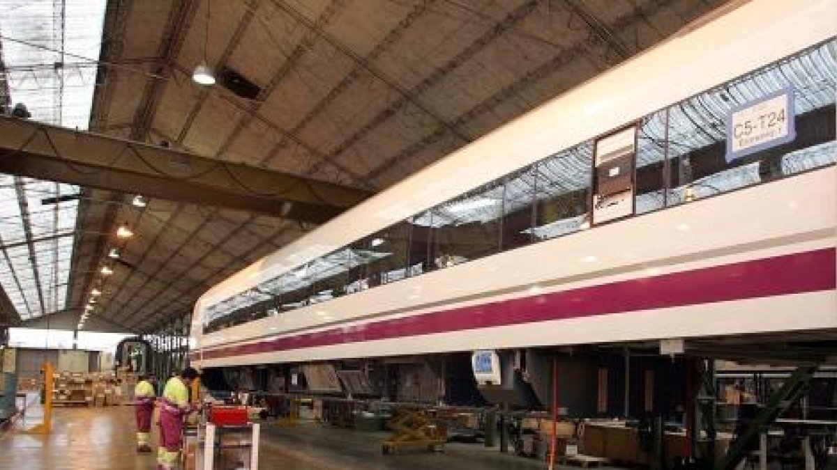 Trabajadores en los talleres de Renfe. - E.M.