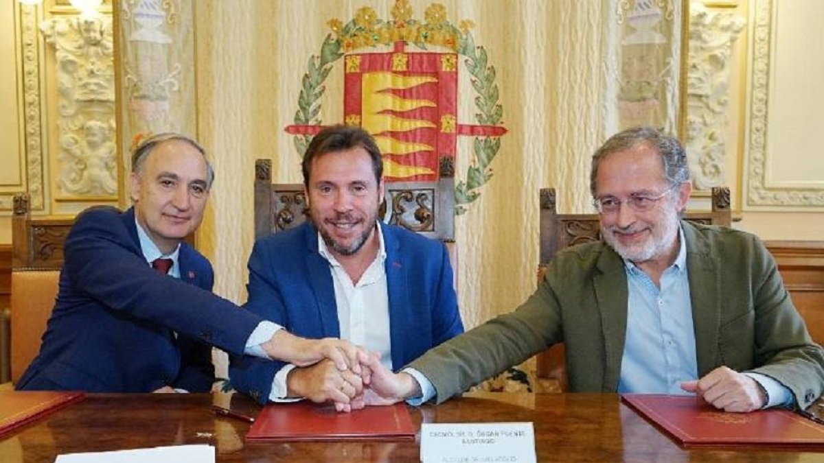 Antonio Largo, Óscar Puente y Manuel Saravia firman el convenio en el Ayuntamiento de Valladolid.-E. M.