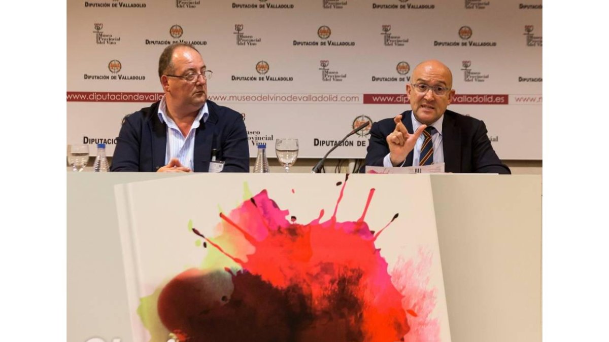 El presidente de la Diputación de Valladolid, Jesús Julio Carnero, y el presidente de la Asociación de Museos del Vino de España, Joaquín Fernández, inauguran el XIII Simposio de los Museos del Vino de España que, bajo el lema 'La cultura del vino'-ICAL