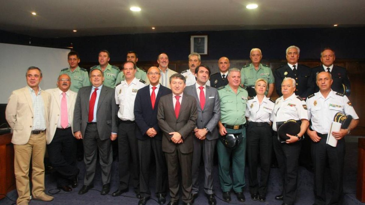 Foto de familia de las autoridades políticas y policiales que participan en el Plan de Seguridad de los Campeonatos del Mundo de Ciclismo en Ruta Ponferrada 2014. Entre ellos el delegado del Gobierno en Castilla y León, Ramiro Ruiz Medrano, y el alcalde d-Ical