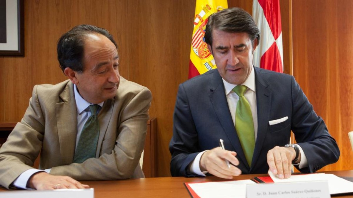 El consejero de Fomento y Medio Ambiente, Juan Carlos Suárez-Quiñones, junto al delegado de la Junta, Manuel Lopez,firma del Programa Rehabitare.-ICAL