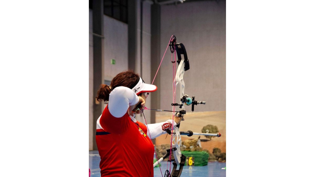 La vallisoletana Ana Alonso dispara durante el Campeonato de tiro con arco en 3D celebrado en Salamanca.