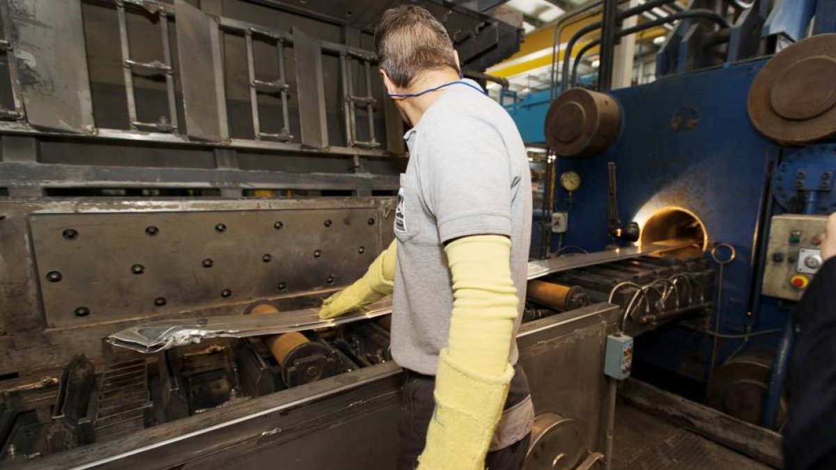 Un trabajador de Extrusiones Metálicas Europea en la factoría del polígono Jalón.-W. Dos Santos
