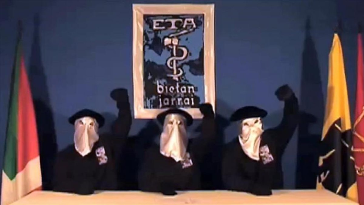 Tres miembros de ETA leyendo un comunicado, en septiembre del 2010-EL PERIÓDICO / ARCHIVO