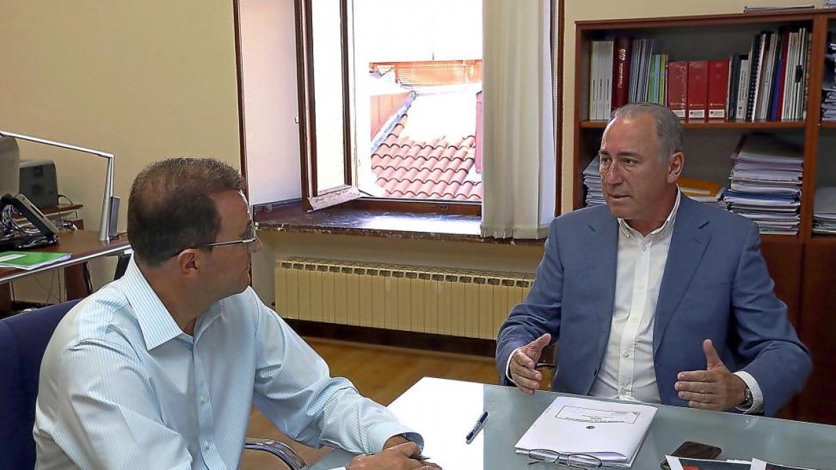 Reunión de Antonio Gato, concejal de Hacienda, y Juan Carlos Sánchez-Valencia, presidente de Cylog y Centrolid.-ICAL