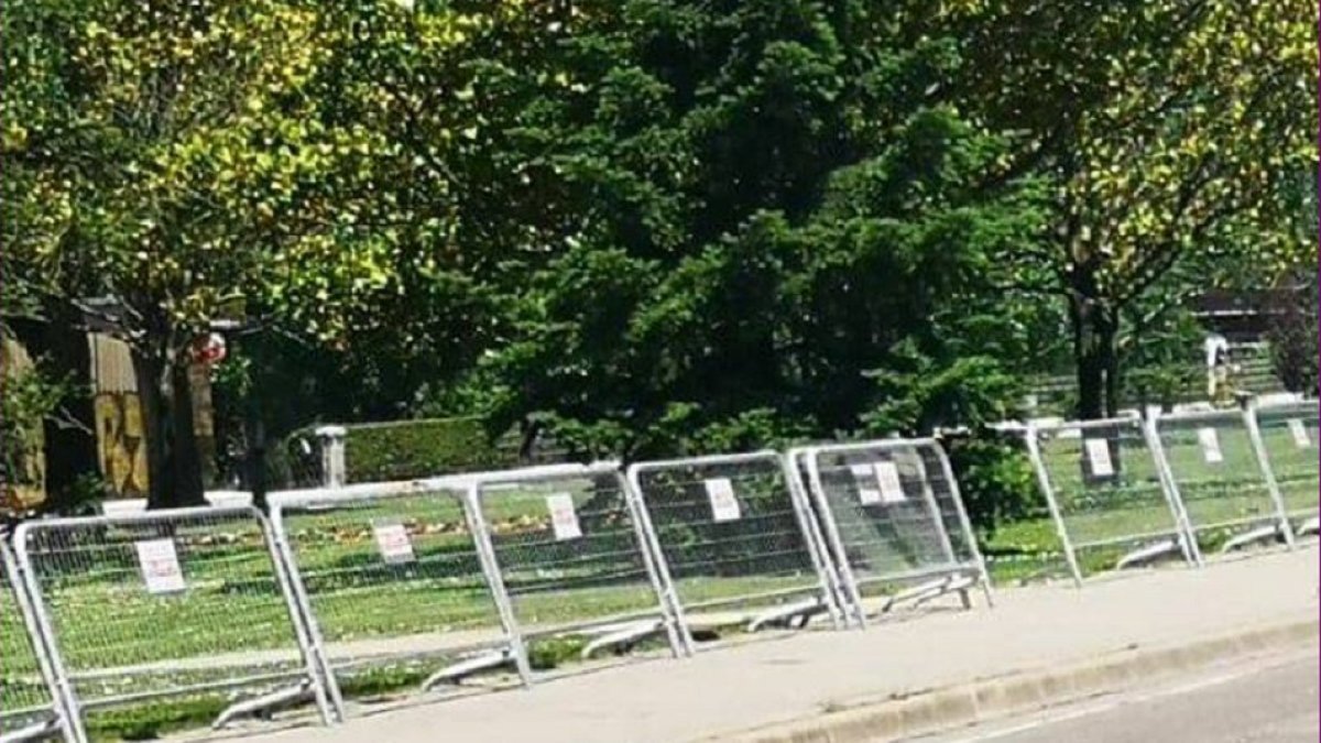 Acceso a Las Moreras vallado. - EM