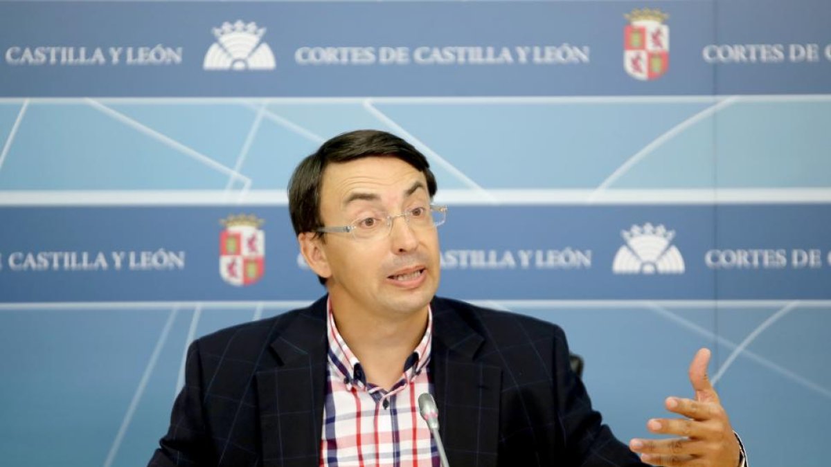 El portavoz de Educación del Grupo Parlamentario Socialistas, Fernando Pablos, valora en rueda de prensa las reválidas de la ESO y Bachillerato y avanza las propuestas del GPS para el próximo periodo de sesiones.-ICAL