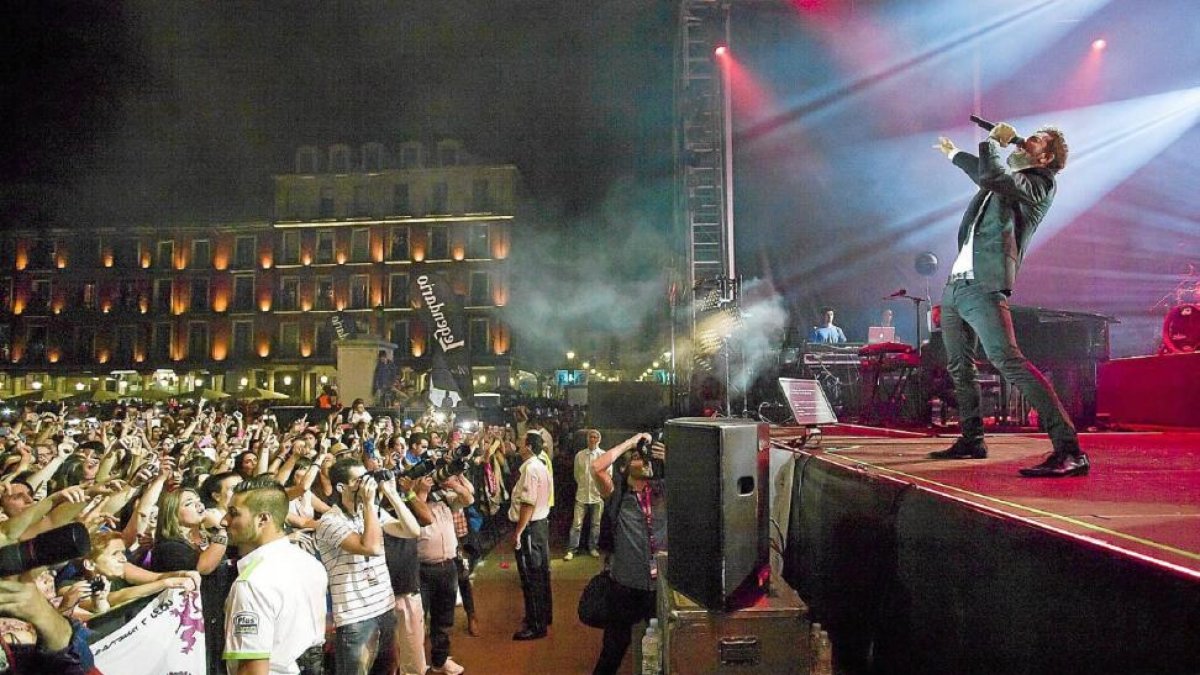 David Bisbal, hace tras años, en la plaza Mayor de Valladolid.-PABLO REQUEJO