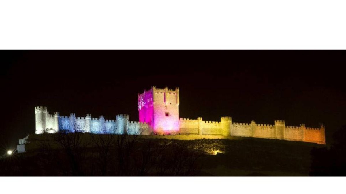Castillo de Peñafiel (Valladolid) iluminado con diferentes colores por la Diputación con motivo del X Aniversario del Museo Provincial del Vino-Ical