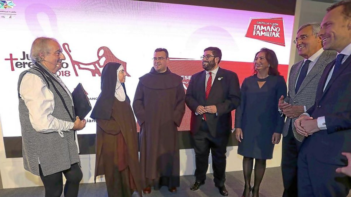 Sánchez Cabrera, cuarto izquierda, Cirac y el alcalde de Ávila, José Luis Rivas.-ICAL