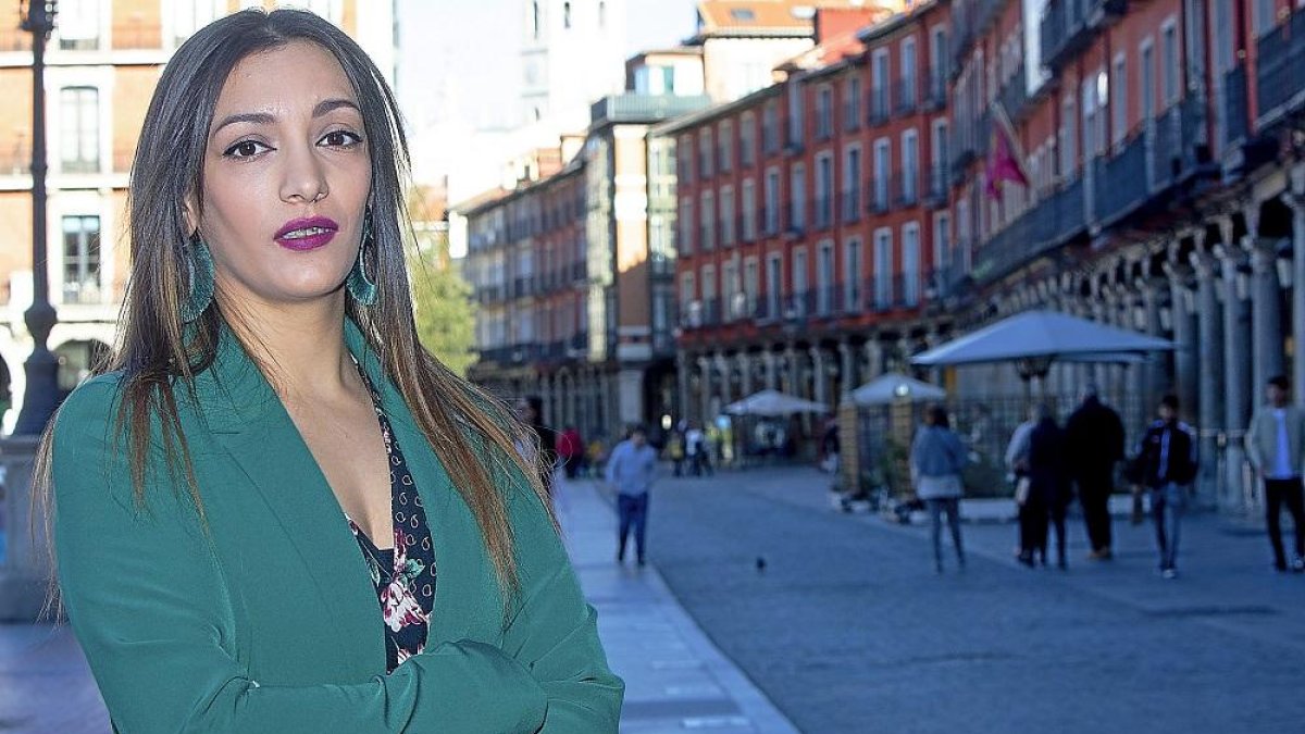 Carmen Jiménez Borja posa en la Plaza Mayor durante la tarde de ayer.-J.M. LOSTAU