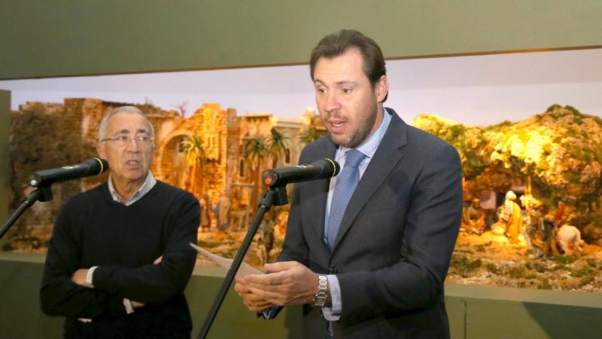 El alcalde de Valladolid, Óscar Puente, presenta el Belén Monumental realizado por la Agrupación Belenista “La Adoración”, con el trabajo de uno de sus fundadores, José María Villa (I)-Ical