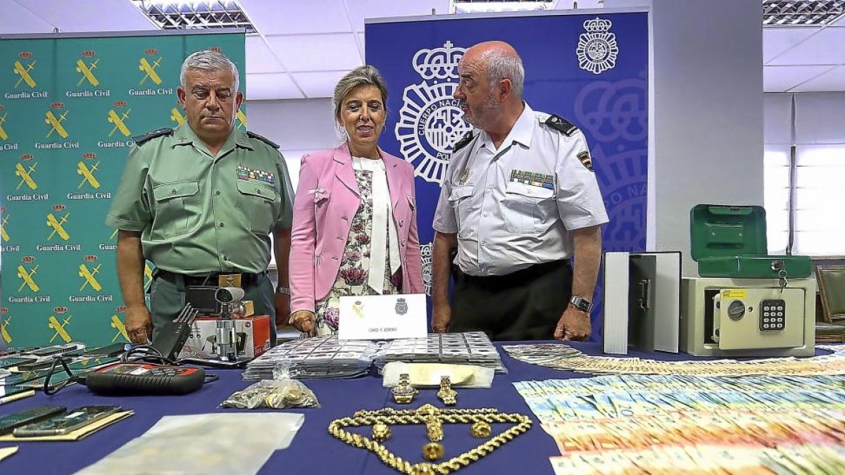 El general de la Guardia Civil Sualdea, la delegada Salgueiro y el comisario jefe de Policía de Castilla y León, Jorge Zurita, con el material intervenido.-ICAL