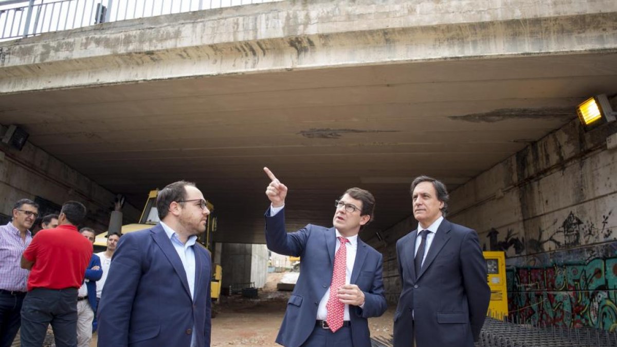 Mañueco junto a los concejales Carlos Carballo (D) y Daniel LLanos (I)-ICAL