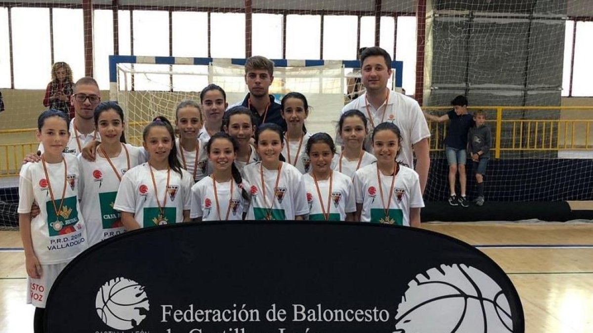 Selección vallisoletana femenina del 2008 con su medalla de plata lograda ayer.-E. M.