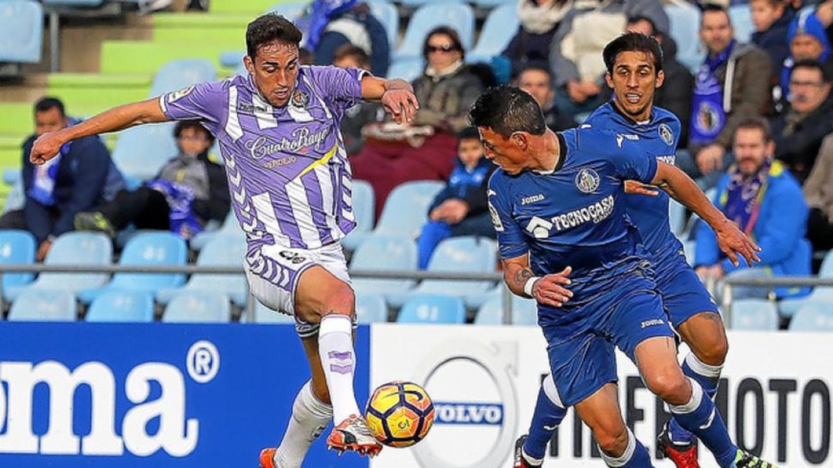 Mata se lleva el balón ante la presencia de Damián y Cala en el partido disputado ayer en el Coliseum.-ARABA PRESS