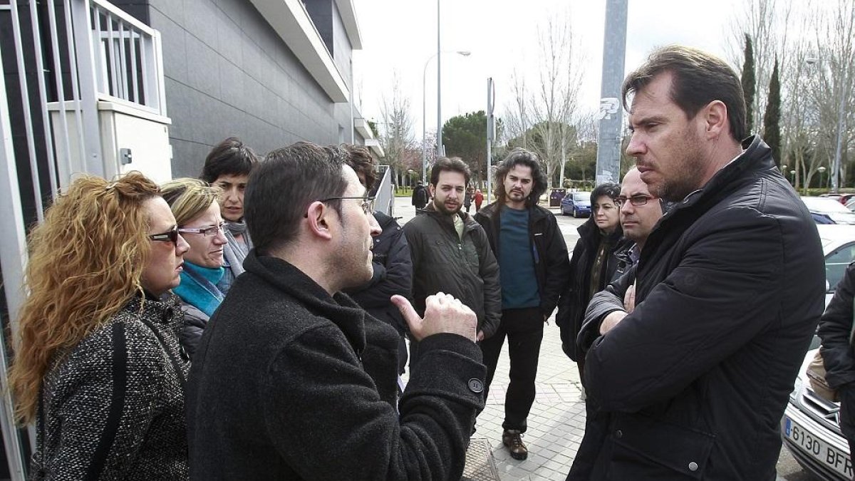 Imagen de 2013 cuando Puente se reunió con los profesores despedidos.-J.M. L.
