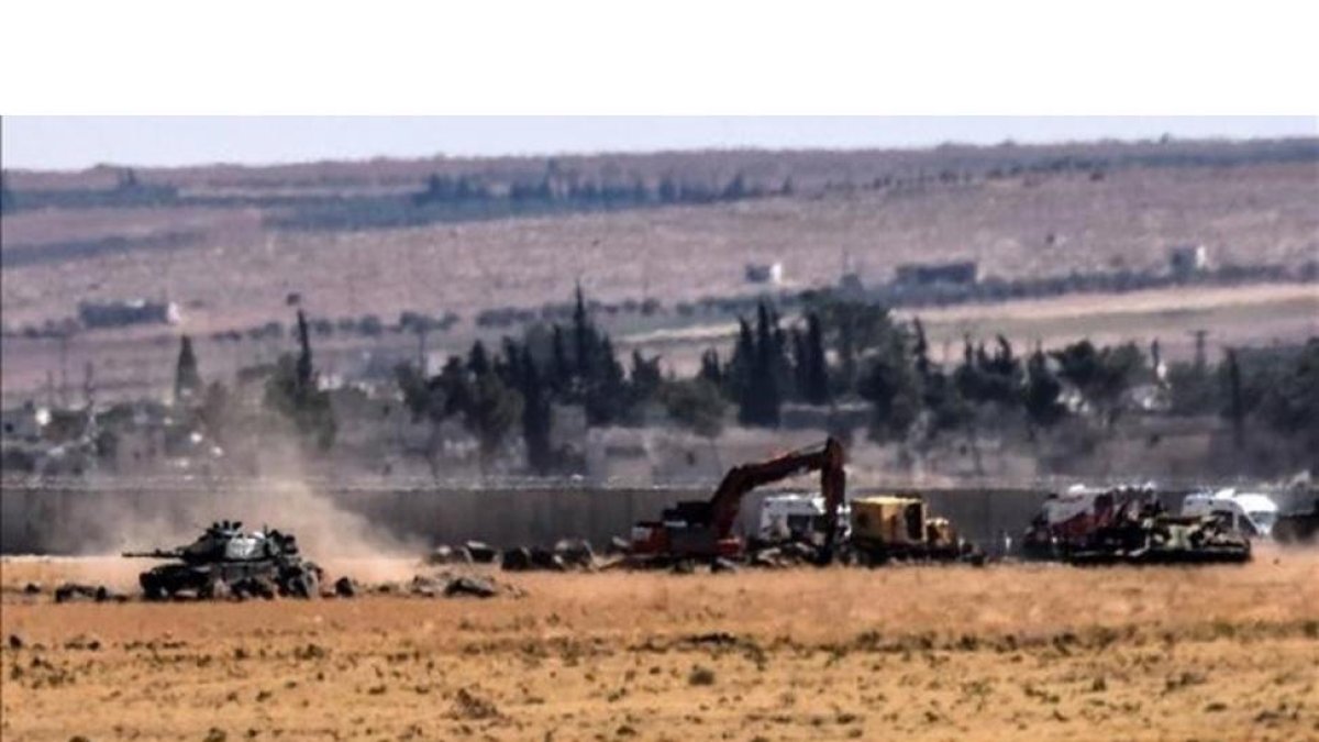 Un tanque turco regresa de Siria durante la ofensiva turca contra posiciones de Estado Islámico, este domingo.-BULENT KILIC / AFP