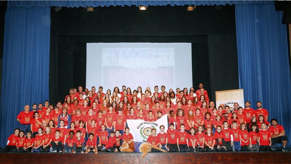 Foto de familia del ClubAtletismo Valladolid durante la presentación de la nueva temporada.-MONTSEÁLVAREZ