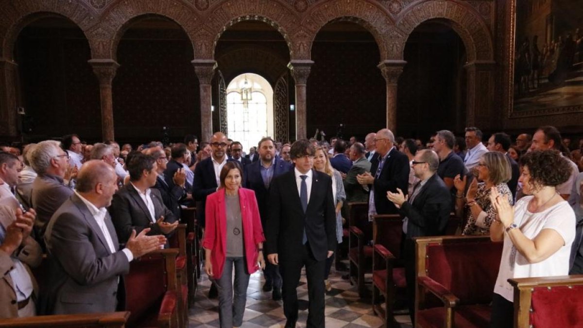 Los presidentes de la Generalitat, Carles Puigdemont, y del Parlament, Carme Forcadell, en el acto municipalista a favor del referéndum, en el paraninfo de la Universitat de Barcelona.-ACN / PATRICIA MATEOS