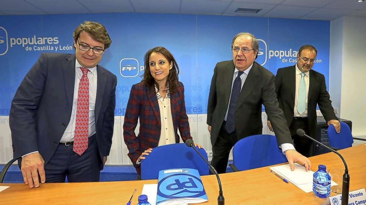 Andrea Levy, Juan Vicente Herrera y Fernando Rey, ayer, en la presentación de la ponencia en Valladolid.-ICAL