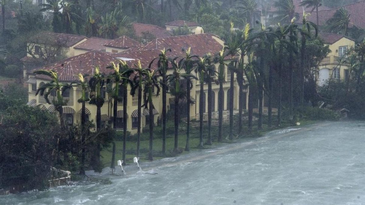 Fotografia del 10 de septiembre que muestra el paso del huracan Irma por Miami Beach-EFE / GIORGIO VIERA