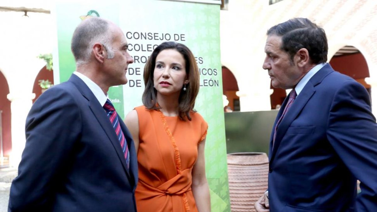 El consejero de Sanidad, Antonio María Sáez, asiste al acto de toma de posesión de los cargos del Consejo de Colegios Profesionales de Farmacéuticos de Castilla y León. Junto a él, de izquierda a derecha, el presidente saliente y la nueva presidenta del C-ICAL