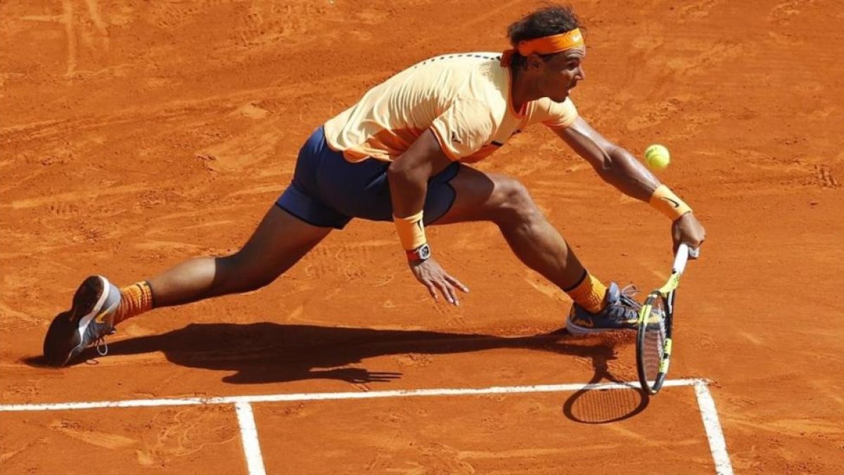 Nadal devuelve una bola difícil en su partido de este sábado ante Murray.-AFP