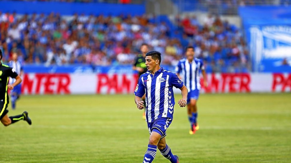 Cristian Espinoza conduce el balón durante el Alavés-Sporting de esta temporada.-LA LIGA