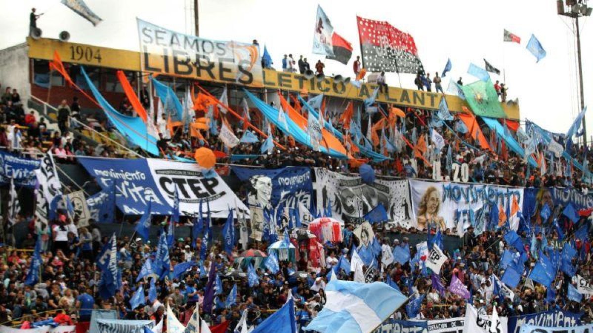 Miles de personas protestan hoy en el Estadio Atlanta de Buenos Aires.-EFE