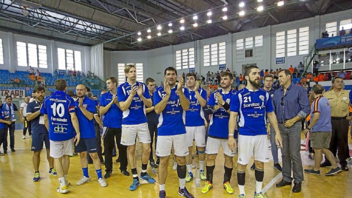 Los jugadores del Atlético Valladolid aplauden a sus aficionados tras perder la final de la fase de ascenso a la Liga Asobal-David S. Bustamante