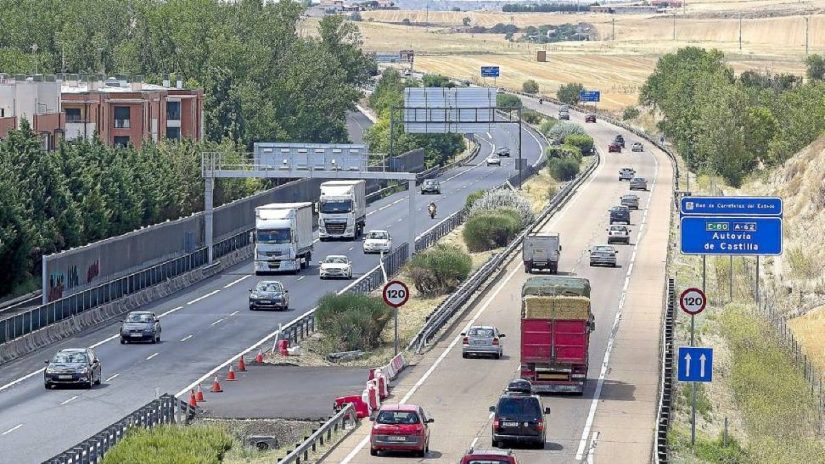 Intenso volumen de tráfico ayer en la Autovía de Castilla.-Pablo Requejo
