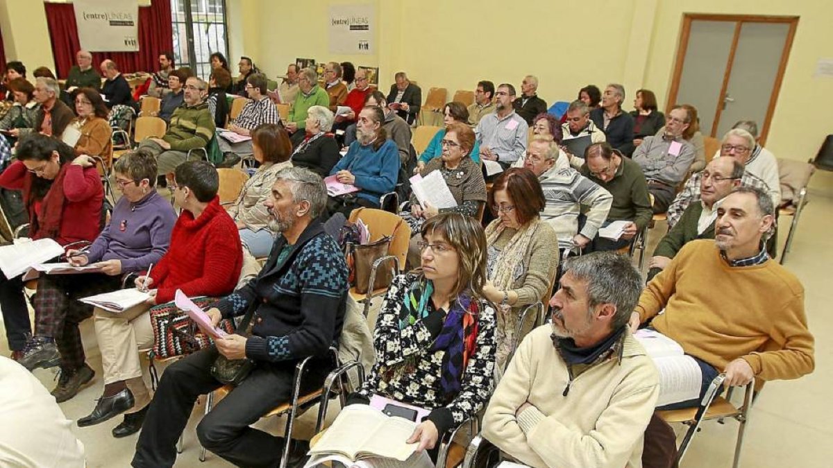 Asistentes a la asamblea de la Federación de Vecinos Antonio Machado celebrada este domingo-J.M.Lostau