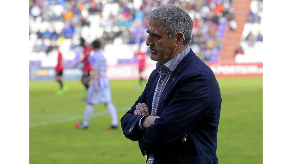 Paco Herrera, pensativo durante el reciente Real Valladolid-Nàstic.-PABLO REQUEJO