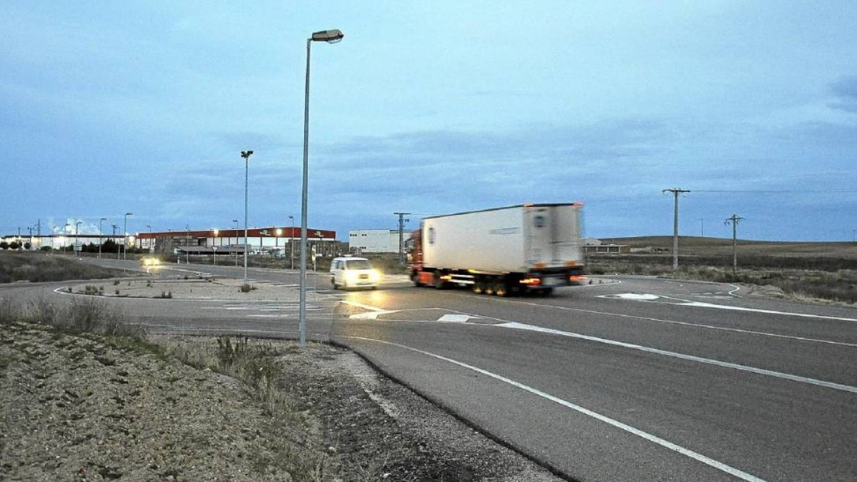 Rotonda de la carretera de Olmedo ejecutada sin adjudicación.-Santiago