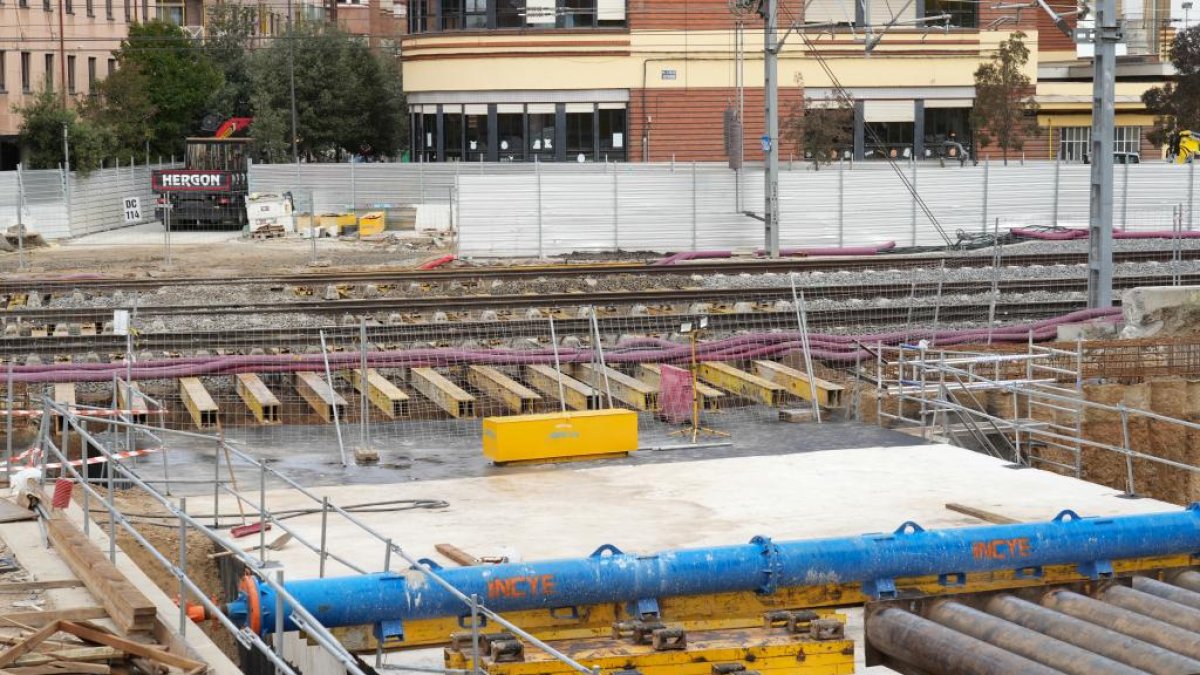 Obras del túnel bajo las vías en la calle Padre Claret. -J.M. LOSTAU