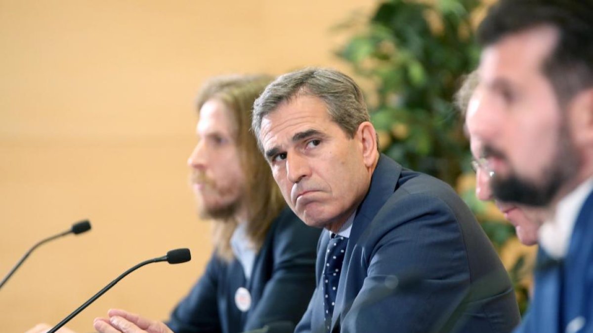 El portavoz del Grupo Parlamentario Popular, Juan José Sanz Vitorio, tras la firma del Acuerdo de Reindustrialización de la Comunidad-ICAL