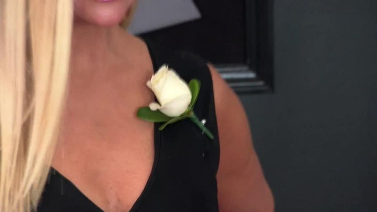 Las estrellas lucieron rosas blancas en apoyo al movimiento #MeToo, de rechazo al acoso sexual.-EFE