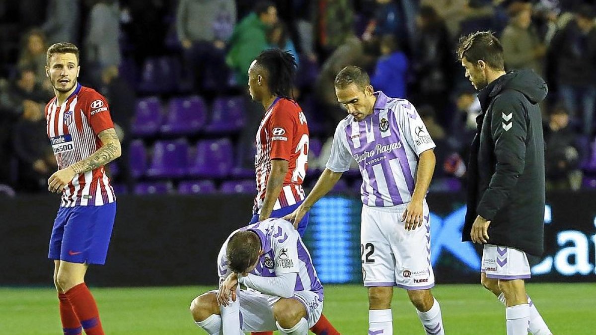 Nacho consuela a Alcaraz tras el partido, con su compañero Míchel a su lado.-J.M. LOSTAU