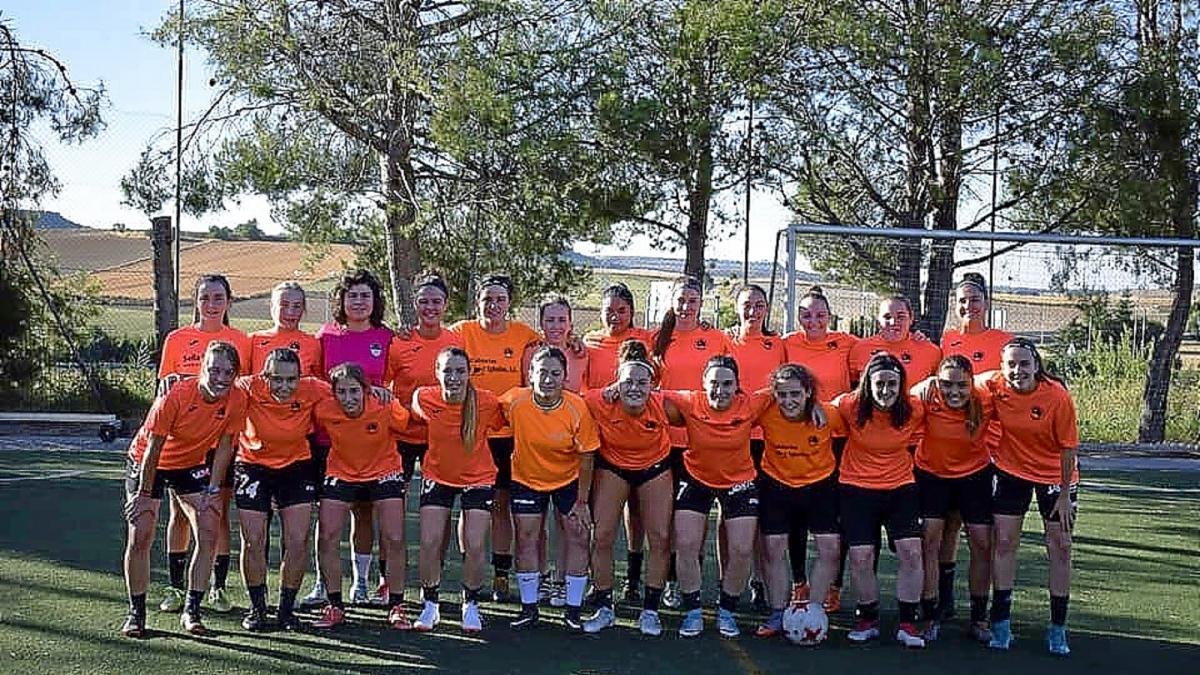 Las componentes del CD Parquesol posan en su primer día de entrenamiento en los campos de José Luis Saso.-CD PARQUESOL