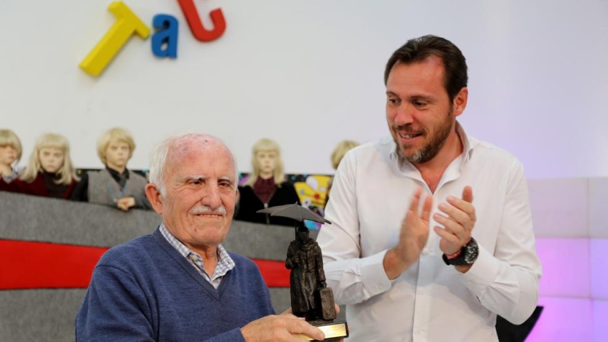 El crítico cultural Fernando Herrero recibe de manos del alcalde de Valladolid, Óscar Puente, el premio homenaje del XVIII Festival Internacional de Teatro y Artes de Calle de Valladolid, TAC 2017-ICAL