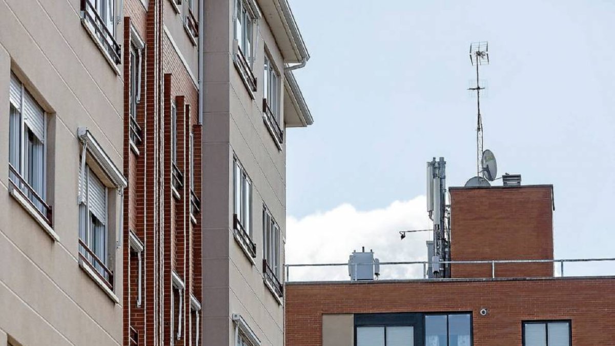 Estación que Telefónica debía haber desmantelado en la plaza Ribera de Castilla-M. Á. SANTOS