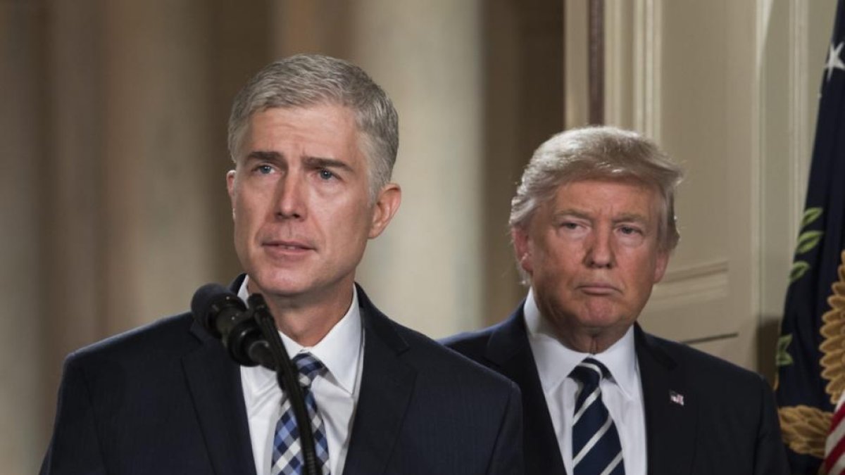 El juez Neil Gorsuch, junto a Trump, tras el anuncio de su nominación al Supremo, el martes en la Casa Blanca.-EFE